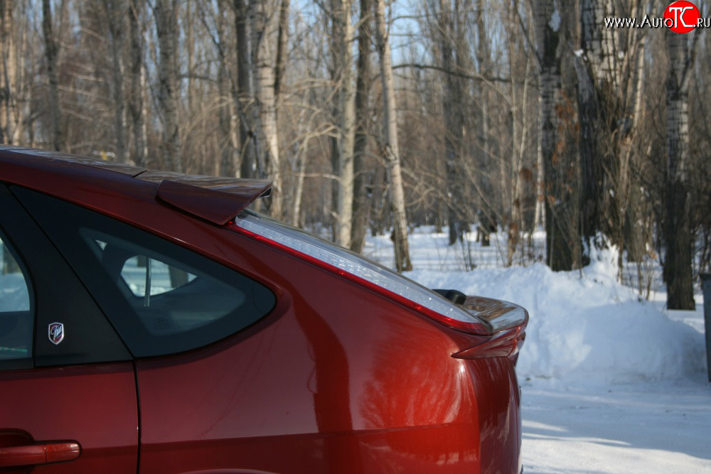 1 499 р. Спойлер AutoTC, очищающий заднее стекло Ford Focus 2 хэтчбэк 5 дв. рестайлинг (2007-2011) (Неокрашенный)  с доставкой в г. Кемерово