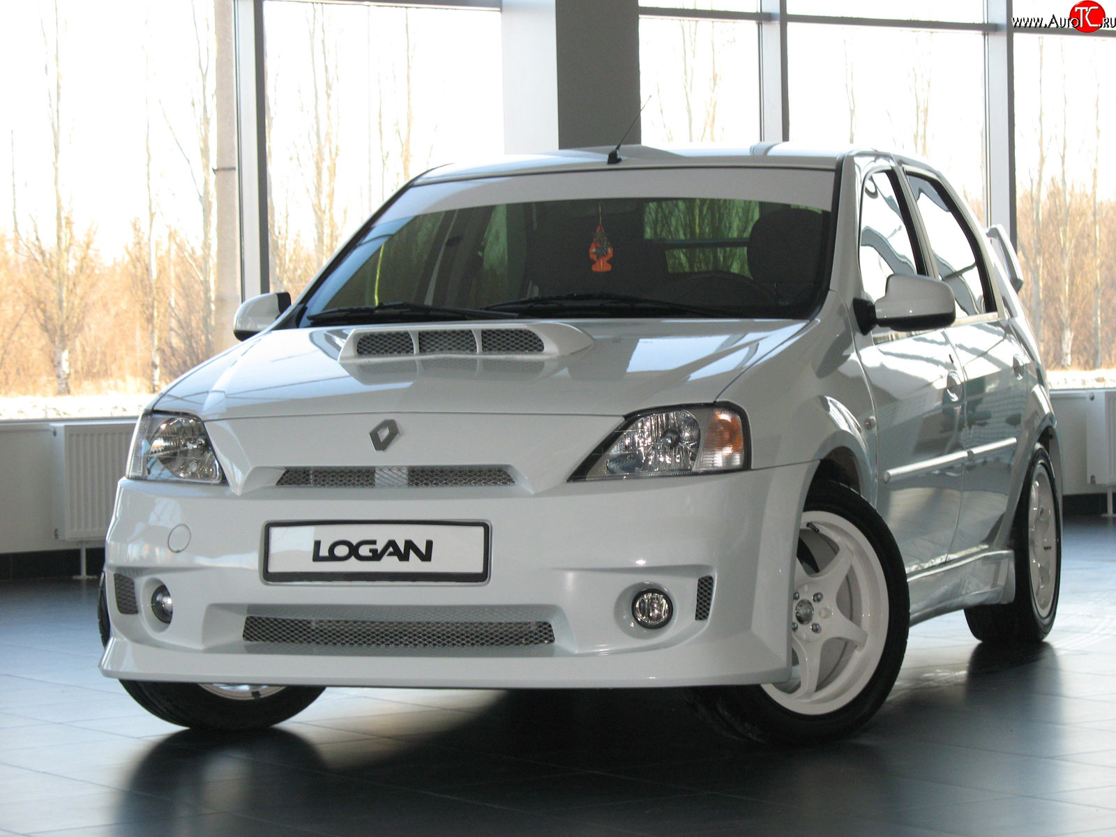 11 999 р. Передний бампер Power DM  Renault Logan  1 (2004-2010) дорестайлинг (Без сетки, Неокрашенный)  с доставкой в г. Кемерово