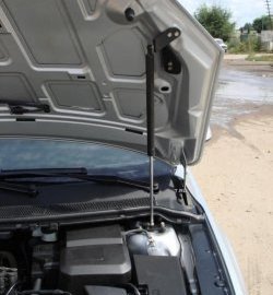 2 249 р. Упор капота Sport  Ford Focus  2 (2004-2008)  седан дорестайлинг, универсал дорестайлинг, хэтчбэк 3 дв. дорестайлинг, хэтчбэк 5 дв. дорестайлинг (Без кронштейна)  с доставкой в г. Кемерово. Увеличить фотографию 2