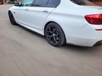 9 899 р. Пластиковые накладки М-Perfomance порогов  BMW 5 серия  F10 (2009-2017) седан дорестайлинг, рестайлинг, седан (цвет: черный глянец)  с доставкой в г. Кемерово. Увеличить фотографию 2