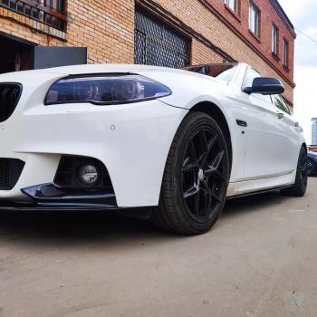 9 899 р. Пластиковые накладки М-Perfomance порогов  BMW 5 серия  F10 (2009-2017) седан дорестайлинг, рестайлинг, седан (цвет: черный глянец)  с доставкой в г. Кемерово. Увеличить фотографию 3
