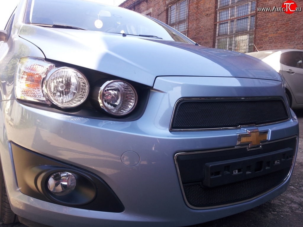 1 469 р. Сетка в решетку радиатора Russtal Chevrolet Aveo T300 седан (2011-2015) (черная)  с доставкой в г. Кемерово