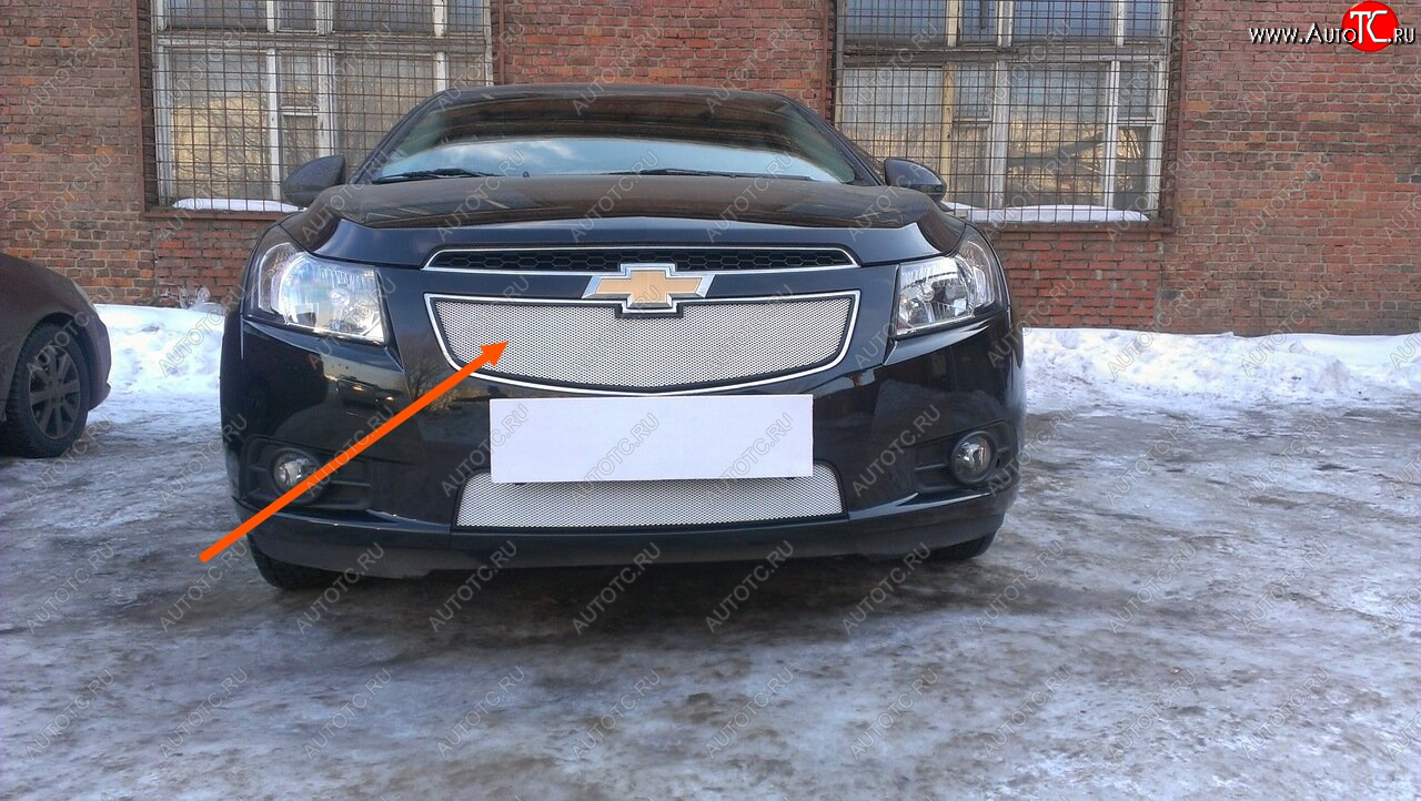 4 169 р. Защитная сетка решетки радиатора Стрелка 11 Стандарт (алюминий/пластик)  Chevrolet Cruze ( J300,  J305) (2009-2012) седан дорестайлинг, хэтчбек дорестайлинг (Цвет: хром)  с доставкой в г. Кемерово