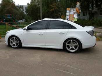 4 099 р. Пороги накладки пластиковые CT  Chevrolet Cruze ( J300,  J305,  J308) (2009-2015) седан дорестайлинг, хэтчбек дорестайлинг, седан рестайлинг, универсал рестайлинг, хэтчбек рестайлинг (Неокрашенные)  с доставкой в г. Кемерово. Увеличить фотографию 3