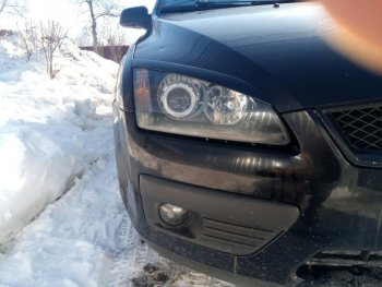 679 р. Реснички на фары Style  Ford Focus  2 (2004-2008)  седан дорестайлинг, универсал дорестайлинг, хэтчбэк 3 дв. дорестайлинг, хэтчбэк 5 дв. дорестайлинг (Неокрашенные)  с доставкой в г. Кемерово. Увеличить фотографию 2