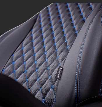 13 949 р. Чехлы для сидений Lord Autofashion Байрон (экокожа, Trend, спинка и сиденье 60/40 без подлокотника, 3 Г-образных подголовника)  Ford Focus  3 (2010-2019) универсал дорестайлинг, хэтчбэк дорестайлинг, седан дорестайлинг, седан рестайлинг, универсал рестайлинг, хэтчбэк рестайлинг (Черный, вставка черная, строчка синяя)  с доставкой в г. Кемерово. Увеличить фотографию 2