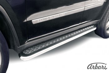 15 749 р. Защита штатных порогов с листом Arbori (нержавейка, алюминий, d57) Jeep Grand Cherokee WK2 дорестайлинг (2010-2013)  с доставкой в г. Кемерово. Увеличить фотографию 1