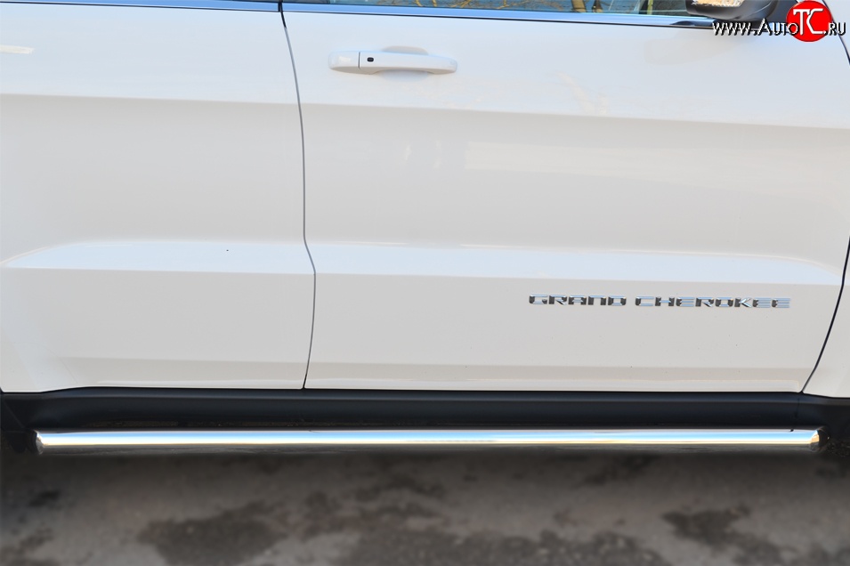 70 999 р. Защита порогов из круглой трубы диаметром 63 мм Russtal Jeep Grand Cherokee WK2 дорестайлинг (2010-2013) (Защита порогов с со скосами на торцах (вариант 1))  с доставкой в г. Кемерово