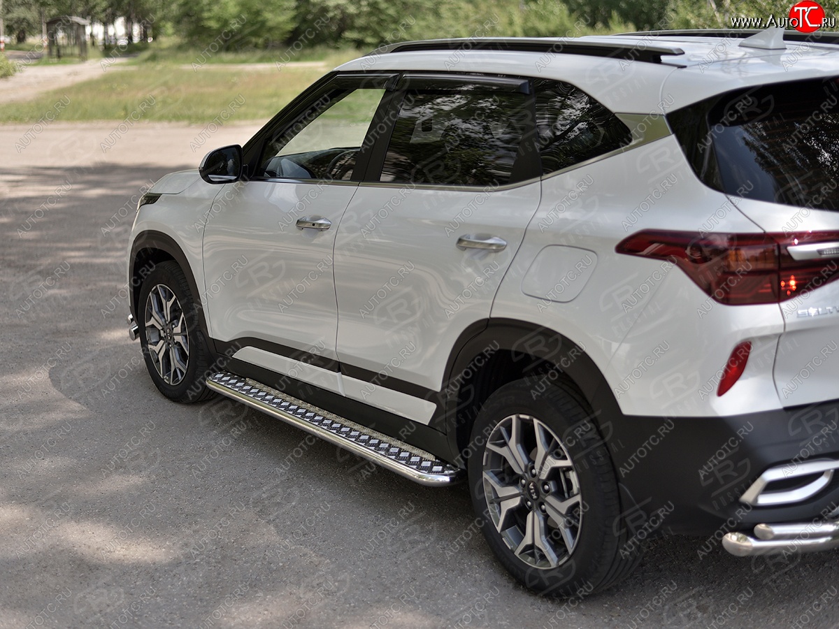 24 649 р. Порожки для ног SLITKOFF (Ø42 мм)  KIA Seltos (2019-2025) (Лист алюминиевый, труба - нержавейка)  с доставкой в г. Кемерово