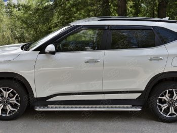 24 649 р. Порожки для ног SLITKOFF (Ø42 мм)  KIA Seltos (2019-2025) (Лист алюминиевый, труба - нержавейка)  с доставкой в г. Кемерово. Увеличить фотографию 2
