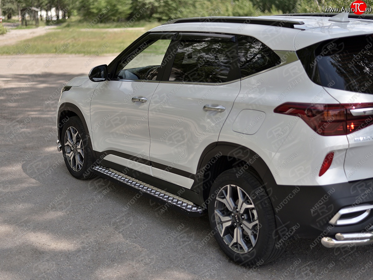 22 999 р. Порожки для ног SLITKOFF (Ø42 мм)  KIA Seltos (2019-2025) (Лист алюминиевый, труба - сталь окрашенная в черный цвет)  с доставкой в г. Кемерово