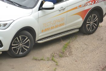 26 349 р. Порожки для ног из трубы Ø51 с алюминиевой площадкой Petroil Tuning  Lifan X60 (2016-2025) 2-ой рестайлинг (Нержавеющая полированная сталь)  с доставкой в г. Кемерово. Увеличить фотографию 2