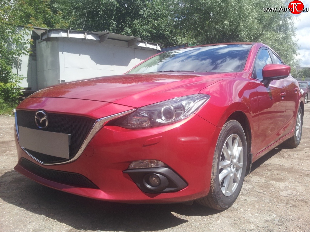 2 599 р. Сетка в решетку радиатора (под номерной знак)Russtal Mazda 3/Axela BM дорестайлинг седан (2013-2016) (черная)  с доставкой в г. Кемерово