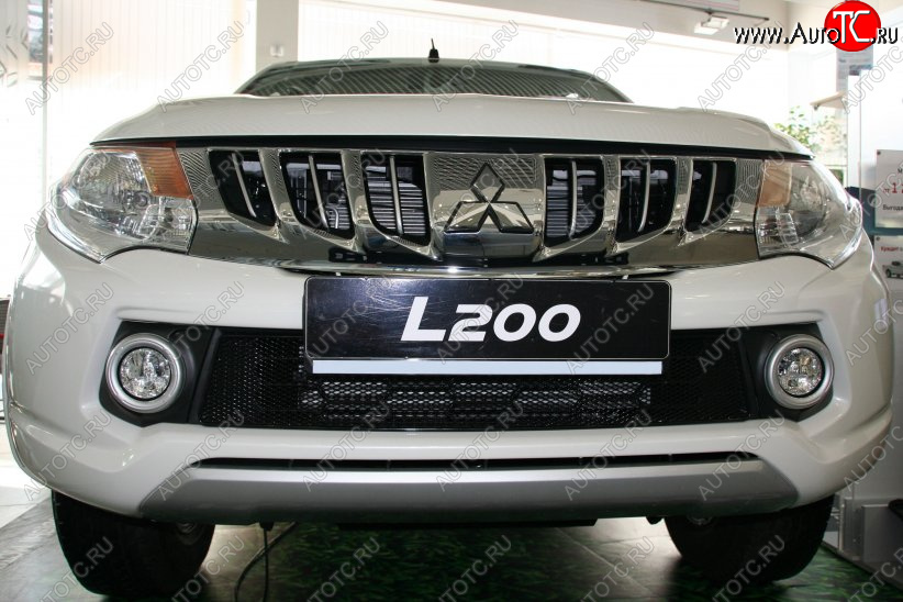 1 689 р. Сетка в бампер внешняя Arbori Mitsubishi L200 5 KK,KL дорестайлинг (2015-2019) (Черная 15 мм)  с доставкой в г. Кемерово
