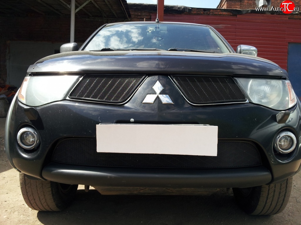4 649 р. Сетка на бампер Russtal (черная) Mitsubishi L200 4  дорестайлинг (2006-2014)  с доставкой в г. Кемерово