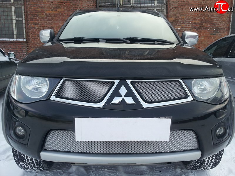 4 649 р. Сетка на бампер Russtal (хром) Mitsubishi L200 4  дорестайлинг (2006-2014)  с доставкой в г. Кемерово