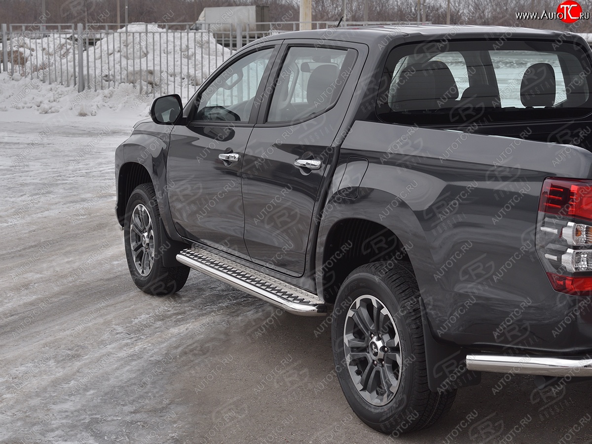 25 499 р. Порожки для ног SLITKOFF (Ø63 мм)  Mitsubishi L200  5 KK,KL (2018-2022) рестайлинг (Лист алюминиевый, труба - сталь окрашенная в черный цвет)  с доставкой в г. Кемерово