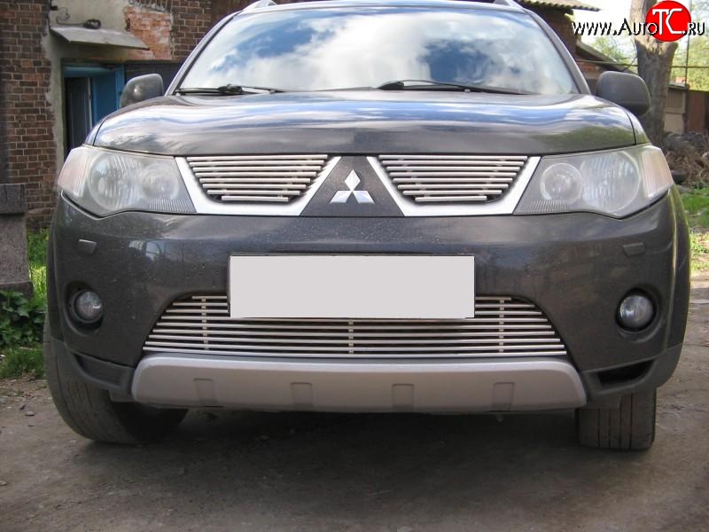 5 699 р. Декоративная вставка решетки радиатора (рестайлинг) Berkut Mitsubishi Outlander XL (CW)  дорестайлинг (2005-2009)  с доставкой в г. Кемерово