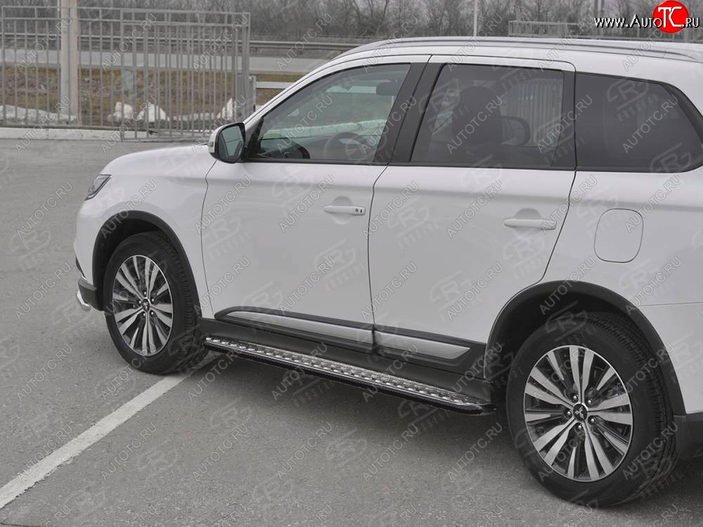 22 999 р. Порожки для ног SLITKOFF (Ø42 мм) Mitsubishi Outlander GF 3-ий рестайлинг (2018-2022) (Лист алюминиевый, труба - сталь окрашенная в черный цвет)  с доставкой в г. Кемерово