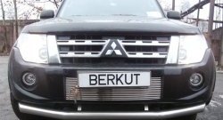 5 699 р. Декоративная вставка воздухозаборника (рестайлинг) Berkut  Mitsubishi Pajero ( 4 V90,  4 V80) (2006-2015) дорестайлинг, дорестайлинг, 1-ый рестайлинг, 3 дв. 1-ый рестайлинг  с доставкой в г. Кемерово. Увеличить фотографию 1