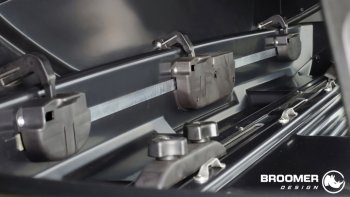 22 749 р. Багажный бокс Broomer Venture (420 л/189x89x40 см) на крышу   (Покрытие: шагрень, Цвет: чёрный)  с доставкой в г. Кемерово. Увеличить фотографию 7