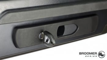 22 749 р. Багажный бокс Broomer Venture (420 л/189x89x40 см) на крышу   (Покрытие: шагрень, Цвет: чёрный)  с доставкой в г. Кемерово. Увеличить фотографию 9
