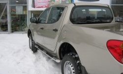 22 749 р. Защита порогов Russtal из трубы d76 мм с пластиковыми вставками для ног Mitsubishi L200 4  дорестайлинг (2006-2014) (Защита порогов с со скосами на торцах (вариант 1))  с доставкой в г. Кемерово. Увеличить фотографию 2