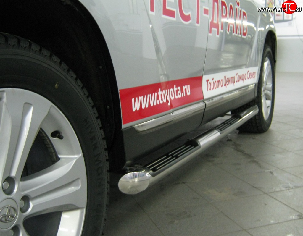 83 999 р. Защита порогов Russtal из трубы d76 мм с пластиковыми вставками для ног Toyota Highlander XU40 рестайлинг (2010-2013) (Защита порогов с со скосами на торцах (вариант 1))  с доставкой в г. Кемерово