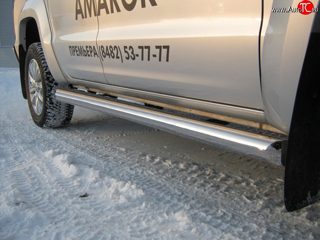 16 649 р. Защита порогов Russtal из круглой трубы диаметром 76 мм Volkswagen Amarok дорестайлинг (2009-2016) (Защита порогов с со скосами на торцах (вариант 1))  с доставкой в г. Кемерово