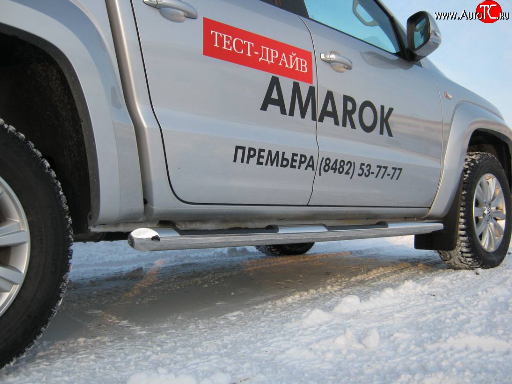 13 599 р. Защита порогов Russtal из трубы d76 мм с пластиковыми вставками для ног Volkswagen Amarok дорестайлинг (2009-2016) (Защита порогов с со скосами на торцах (вариант 1))  с доставкой в г. Кемерово