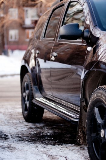 15 899 р. Порожки для ног из трубы Ø51 с алюминиевой площадкой Petroil Tuning Эстонец  Nissan Terrano  D10 (2013-2022), Renault Duster  HS (2010-2021) (Черный (Шагрень))  с доставкой в г. Кемерово. Увеличить фотографию 4