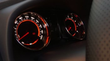 75 579 р. Приборная панель Ferrum GF 890 PH2 (подсветка оранжевый и голубой)  Nissan Terrano  D10 (2013-2016), Renault Duster  HS (2015-2021), Renault Logan  2 (2014-2025), Renault Logan Stepway (2018-2025), Renault Sandero  (B8) (2014-2018), Renault Sandero Stepway  (B8) (2014-2018) (Серебро (шкалы оранжевый, голубой))  с доставкой в г. Кемерово. Увеличить фотографию 2
