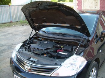 Упоры капота Russtal Nissan Tiida 1 седан C11 рестайлинг (2010-2014) (2 штуки)