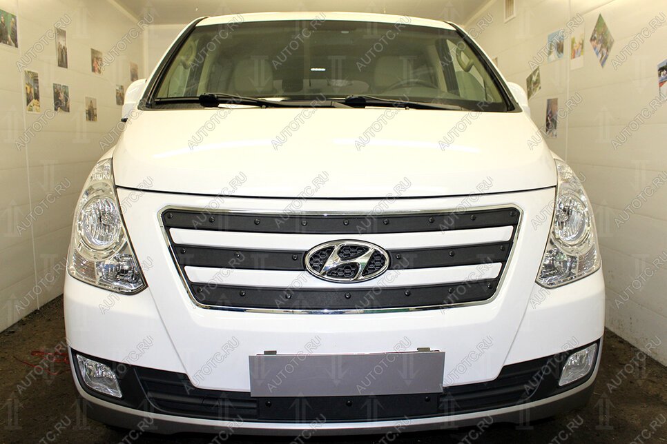 1 479 р. Зимняя заглушка решетки радиатора (4 части, верх) Стрелка11 Hyundai Starex/Grand Starex/H1 TQ рестайлинг (2014-2018) (черная)  с доставкой в г. Кемерово