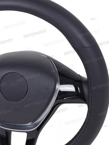 689 р. Оплётка на руль (37-39см GP57145 в цвет чехлов АВТОПИЛОТ кож/зам) Автопилот   (черный)  с доставкой в г. Кемерово. Увеличить фотографию 2