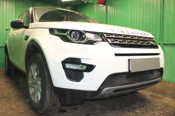 3 079 р. Защитная сетка в бампер (низ, ячейка 3х7 мм) Alfeco Стандарт Land Rover Discovery Sport L550 дорестайлинг (2014-2019) (Чёрная)  с доставкой в г. Кемерово. Увеличить фотографию 3
