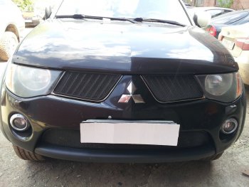 Защитная сетка в бампер (верх, 2 части, ячейка 3х7 мм) Alfeco Стандарт Mitsubishi L200 4  дорестайлинг (2006-2014) (Чёрная)