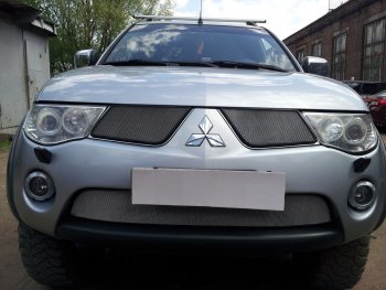 3 079 р. Защитная сетка в бампер (верх, 2 части, ячейка 3х7 мм) Alfeco Стандарт Mitsubishi L200 4  дорестайлинг (2006-2014) (Хром)  с доставкой в г. Кемерово. Увеличить фотографию 3