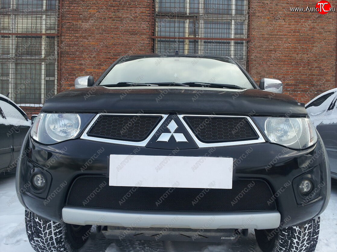 3 169 р. Защитная сетка в бампер (низ, ячейка 3х7 мм) Alfeco Стандарт  Mitsubishi L200  4 - Pajero Sport  PB (Чёрная)  с доставкой в г. Кемерово