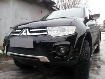 3 089 р. Защитная сетка в бампер (низ, ячейка 3х7 мм) Alfeco Стандарт  Mitsubishi L200  4 - Pajero Sport  PB (Чёрная)  с доставкой в г. Кемерово. Увеличить фотографию 3