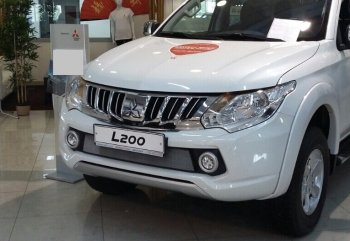 3 149 р. Защитная сетка в бампер (низ, ячейка 3х7 мм) Alfeco Стандарт  Mitsubishi L200  5 KK,KL (2015-2019) дорестайлинг (Хром)  с доставкой в г. Кемерово. Увеличить фотографию 2