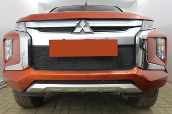 3 499 р. Защитная сетка в бампер (середина, ячейка 3х7 мм) Alfeco Стандарт  Mitsubishi L200  5 KK,KL (2018-2022) рестайлинг (Чёрная)  с доставкой в г. Кемерово. Увеличить фотографию 1