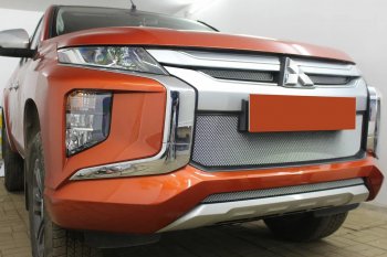 2 699 р. Защитная сетка в бампер (низ, ячейка 3х7 мм) Alfeco Стандарт  Mitsubishi L200  5 KK,KL (2018-2022) рестайлинг (Хром)  с доставкой в г. Кемерово. Увеличить фотографию 3