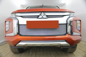 2 699 р. Защитная сетка в бампер (низ, ячейка 3х7 мм) Alfeco Стандарт  Mitsubishi L200  5 KK,KL (2018-2022) рестайлинг (Хром)  с доставкой в г. Кемерово. Увеличить фотографию 1