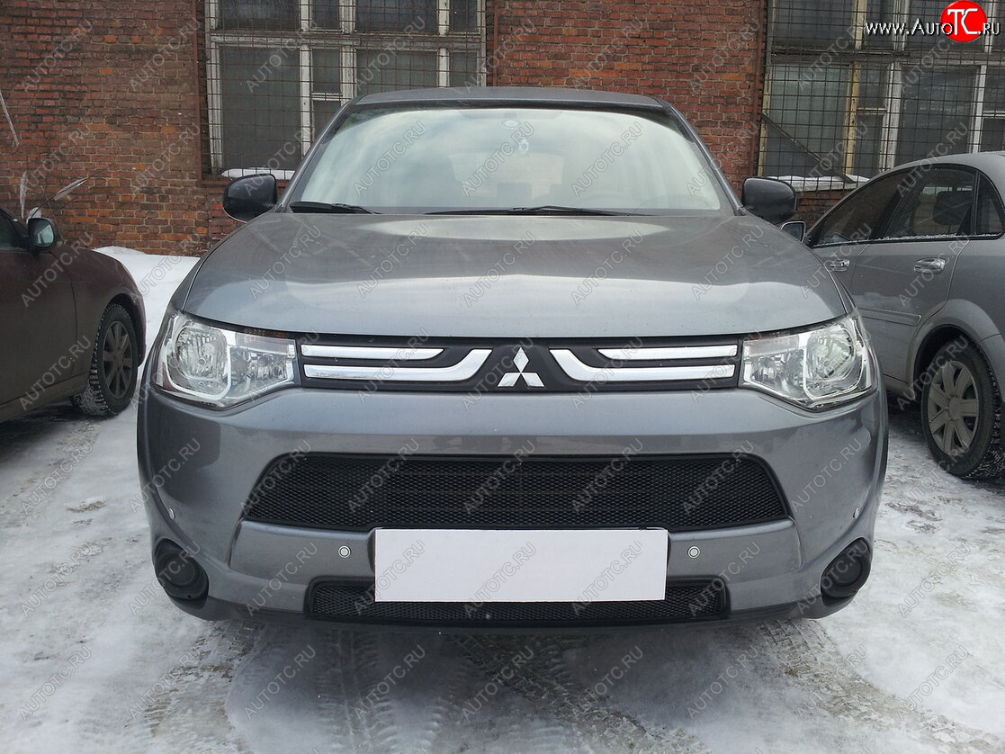 5 999 р. Защитная сетка в бампер (2 части, ячейка 3х7 мм) Alfeco Стандарт  Mitsubishi Outlander  GF (2012-2014) дорестайлинг (Чёрная)  с доставкой в г. Кемерово