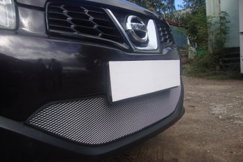 3 599 р. Защитная сетка в бампер (низ, ячейка 3х7 мм) Стрелка11 Стандарт  Nissan Qashqai  1 (2010-2013) J10 рестайлинг (Хром)  с доставкой в г. Кемерово. Увеличить фотографию 2