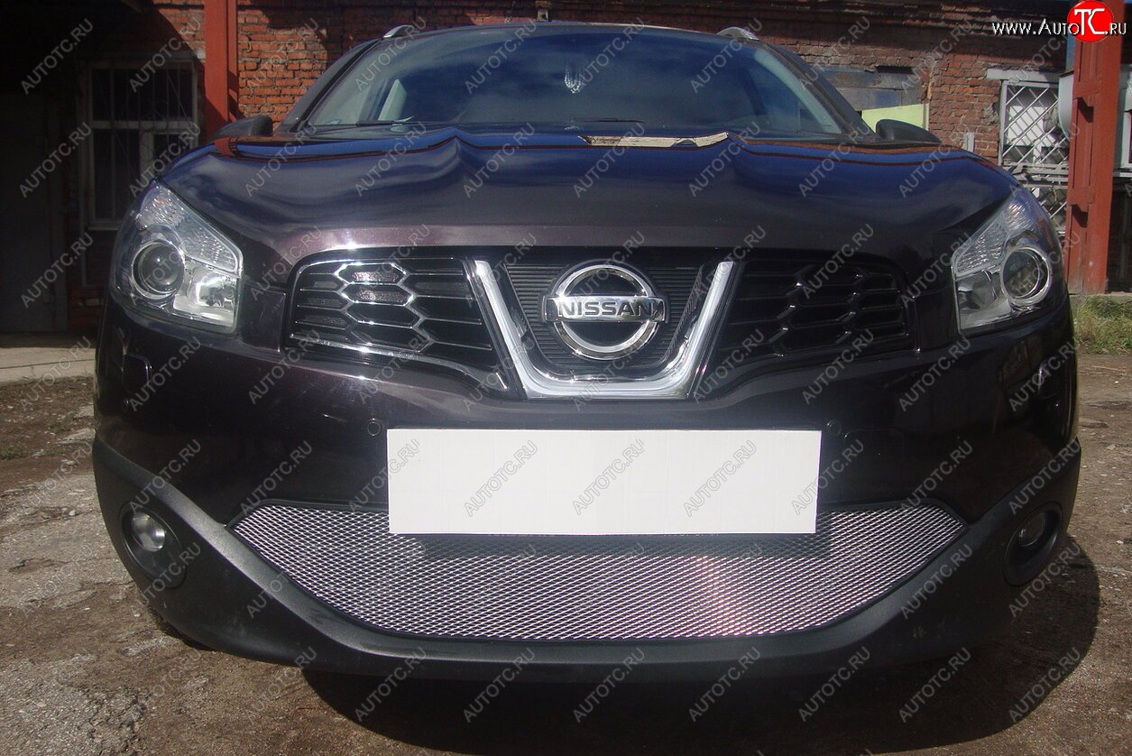 3 599 р. Защитная сетка в бампер (низ, ячейка 3х7 мм) Стрелка11 Стандарт  Nissan Qashqai  1 (2010-2013) J10 рестайлинг (Хром)  с доставкой в г. Кемерово