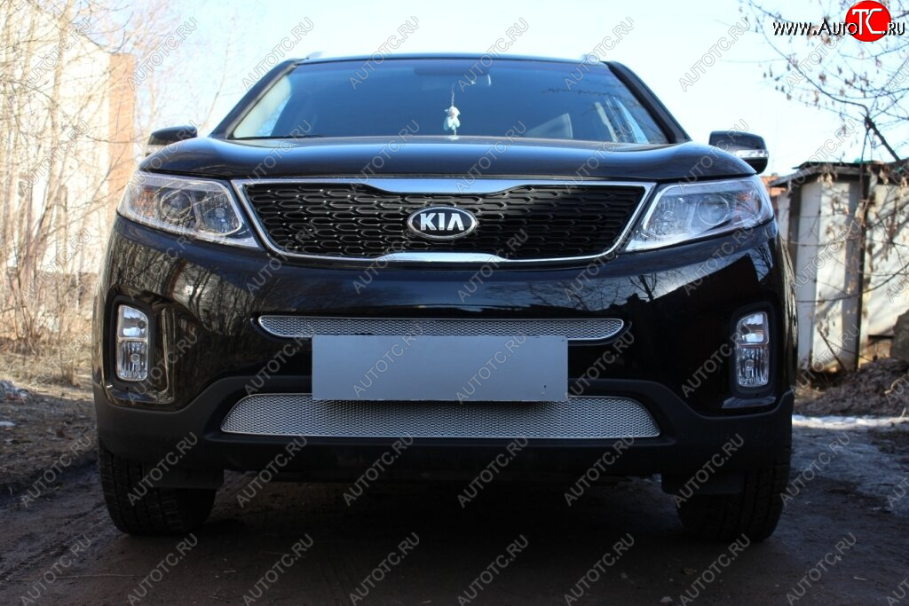 4 299 р. Защитная сетка в бампер (середина, ячейка 4х10 мм) Alfeco Премиум KIA Sorento XM рестайлинг (2012-2015) (Хром)  с доставкой в г. Кемерово