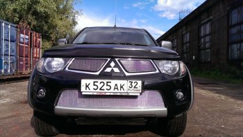 4 199 р. Защитная сетка в бампер (низ, ячейка 4х10 мм) Alfeco Премиум  Mitsubishi L200  4 (2006-2014)  дорестайлинг (Хром)  с доставкой в г. Кемерово. Увеличить фотографию 2