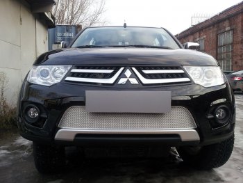 4 299 р. Защитная сетка в бампер (низ, ячейка 4х10 мм) Alfeco Премиум  Mitsubishi L200  4 - Pajero Sport  PB (Хром)  с доставкой в г. Кемерово. Увеличить фотографию 1